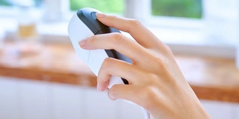 脱毛器のハンドピースを持つ手の画像